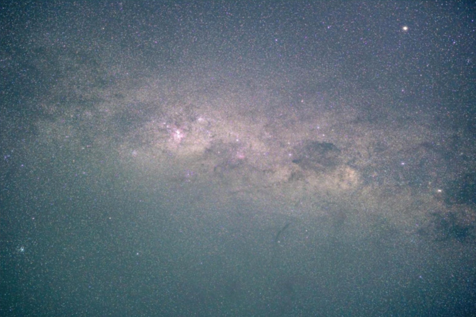 Astrologische Symbole und Planeten in warmen Tönen